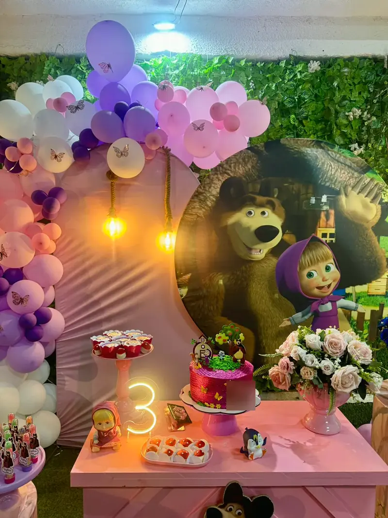 Aniversário de 3 anos com tema Masha e o Urso e luzes acesas