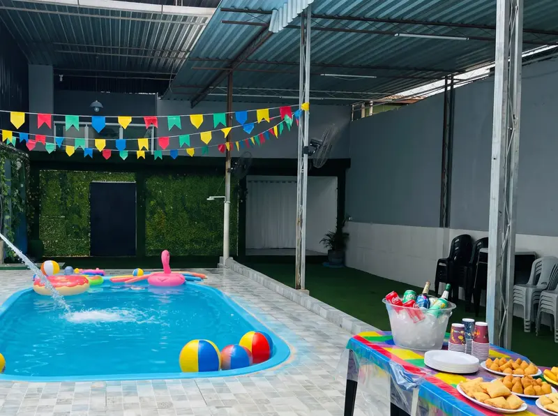 Piscina com boias, bandeirolas e mesa de salgadinhos