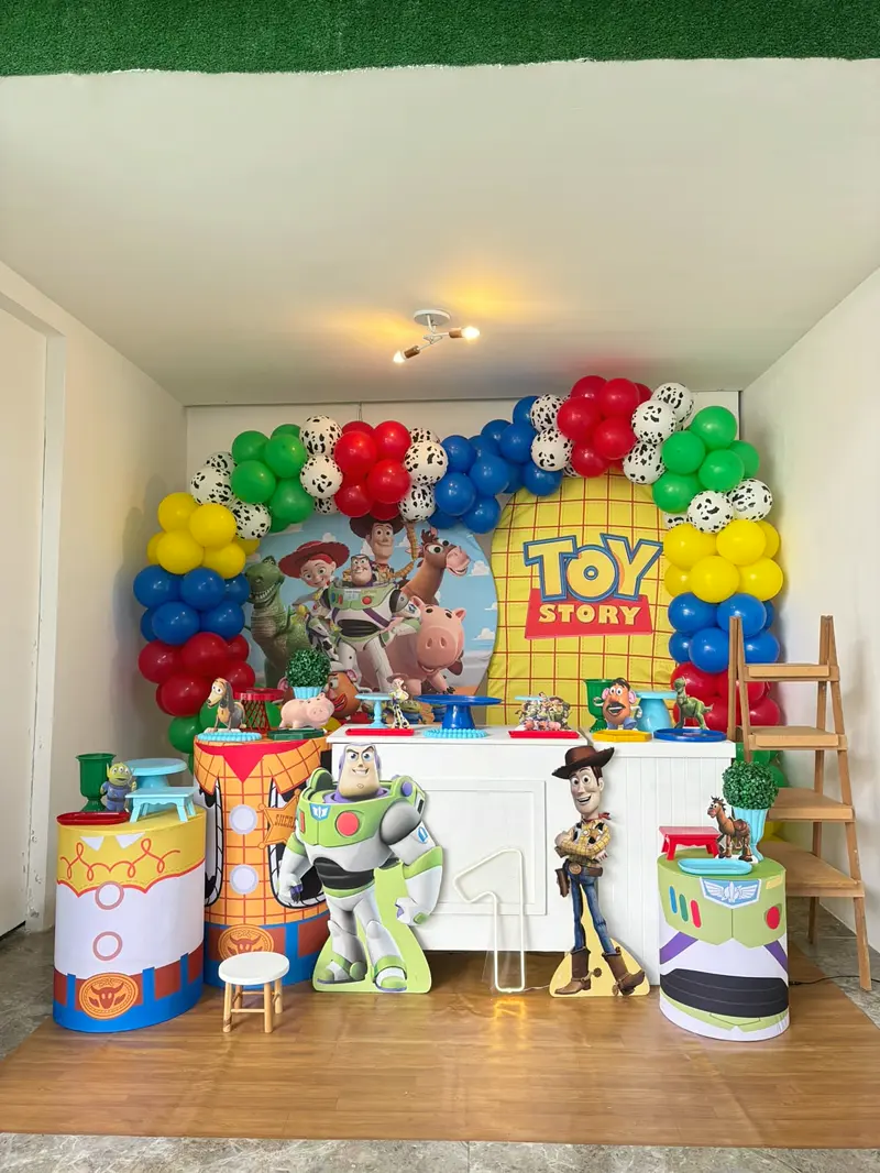Mesa de aniversário com tema Toy Story